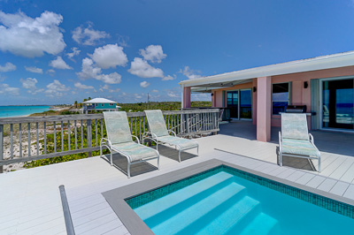The pool of The Family Beach House on San Salvador 